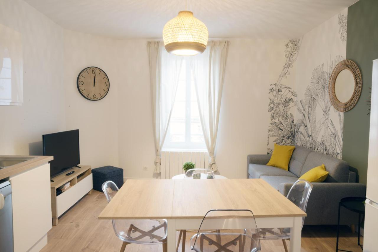 T3 De Charme Situe En Hyper Centre Avec Wifi, Linge, Draps, Savons Et Serviettes Fournis Cognac Room photo